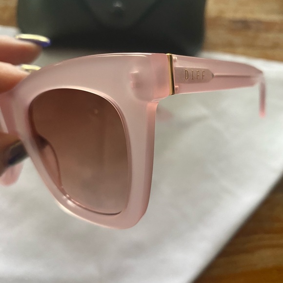 Sunnies! Brand new polarized Diff Kaia in light pink. Box, case, cleaning cloth - Picture 4 of 5